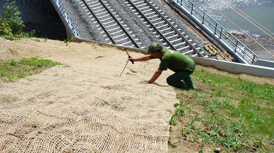 Siatka jutowa nad tunelem kolejowym