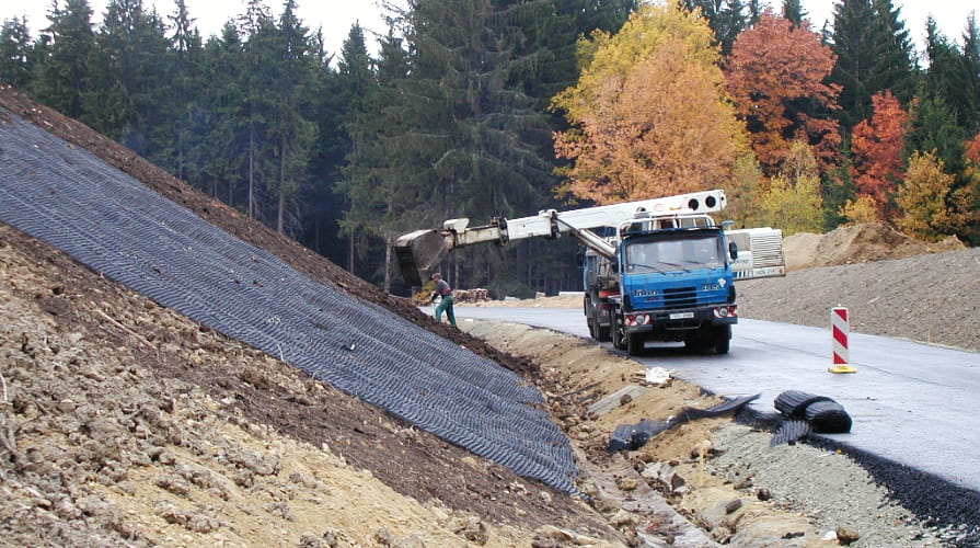 Ochrona przeciwerozyjna skarpy nad drogą
