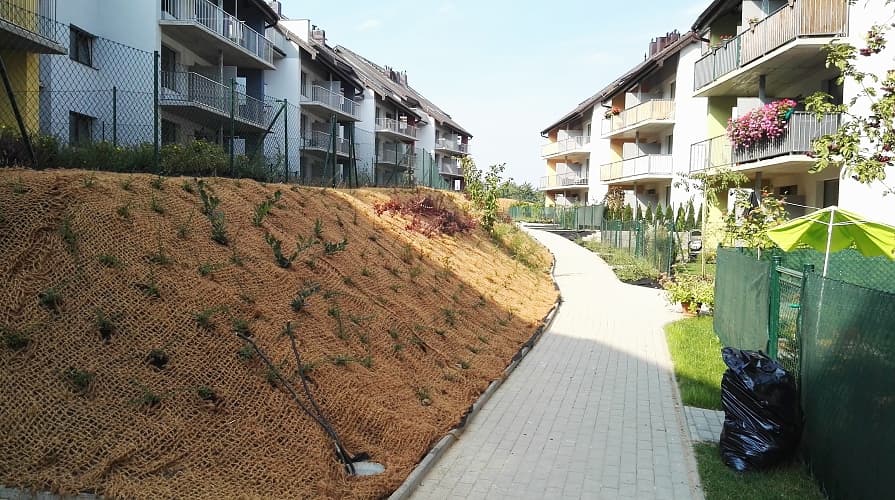 Siatka kokosowa na skarpie wokół budynku wielorodzinnego