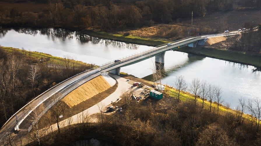 Ochrona przeciwerozyjna skarpy przy kładce dla pieszych