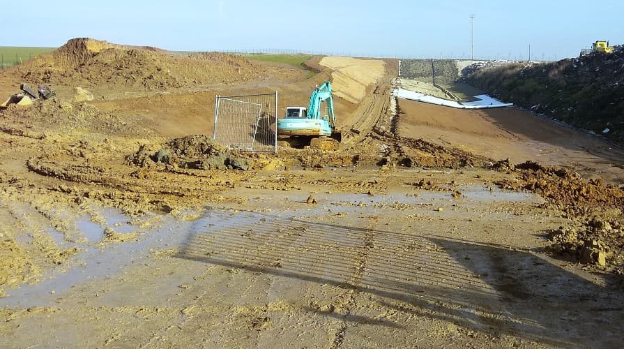 Geomaty pomagają chronić skarpy na składowiskach odpadów