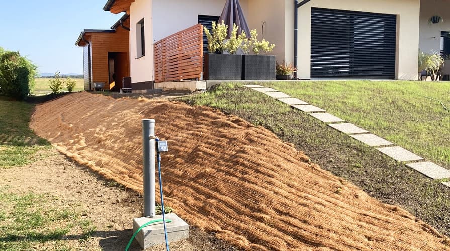 Przed erozją można chronić także małe skarpy