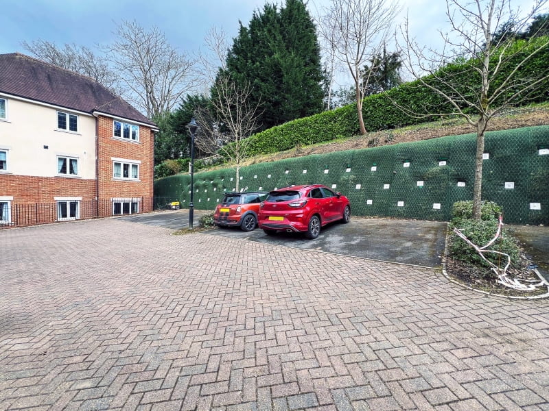 Bardzo strome skarpy można stabilizować kotwami gruntowymi